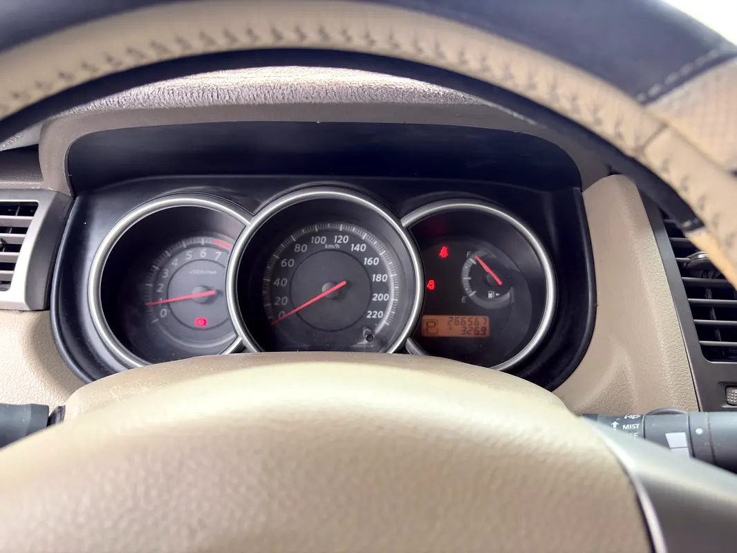 Nissan Tiida 2012 — photo 1 of 13