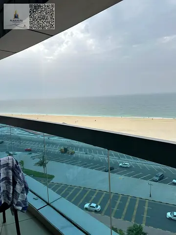 شقة غرفتين وصالة للبيع – برج الكورنيش إطلالة مزدوجة رائعة على البحر والمدينة