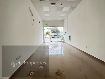 LUXURY SHOP very prime lecation business area ready to move very prime lecation only jest 60k