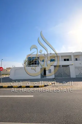 فرصة مميزة للإيجار في الشارقة – منطقة العزرة (فيلا زاوية مجددة بالكامل)  إذا كنت تبحث عن فيلا تجمع بين المساحة المناسبة، الموقع الهادئ، والتجديد الحدي
