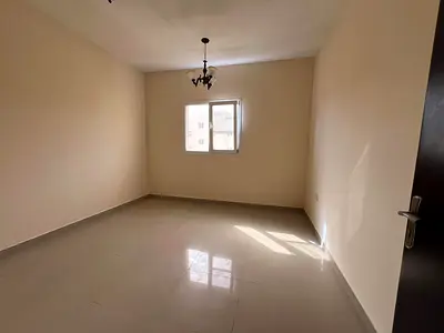 غرفة و صالة/ مساحة واسعة/ موقع مميز/ اضاءة طبيعية