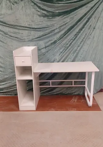 مكتب دراسة أبيض عصري - تصميم عملي وموفر للمساحة ​ Lets Go dubizzle.com | Place an ad | Type a few