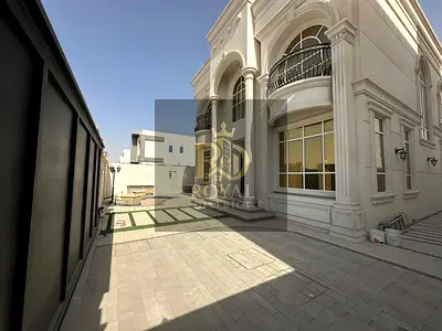 فرصة مميزة | فيلا ضخمة مستقلة | فاخرة جدا و كلاسيكية بالحوشي | جاهزة للسكن | موقع متميز | مساحات واسعة.