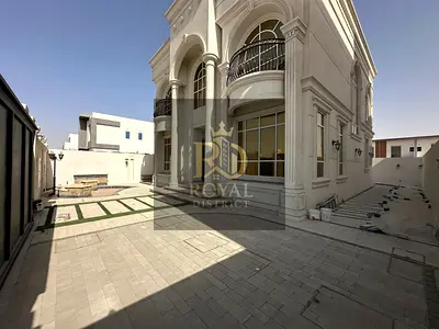 فرصة مميزة | فيلا ضخمة مستقلة | فاخرة جدا و كلاسيكية بالحوشي | جاهزة للسكن | موقع متميز | مساحات واسعة.