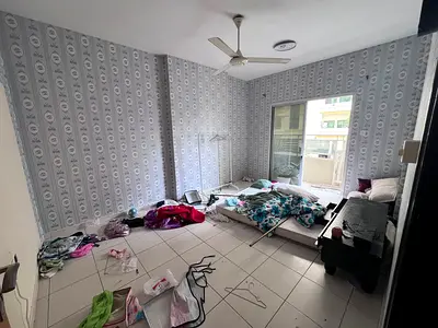 شقة غرفة وصالة للإيجار السنوي في منطقة النعيمية بعجمان، موقع مميز جدًا بجوار جسر غلفا وقريبة من السفير مول وعلى شارع خليفة