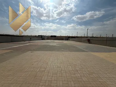 للإيجار السنوي - ساحة مميزة في السجع، مساحة إجمالية: 20,000 قدم مربع، موقع استراتيجي وحيوي، مدخل مباشر من طريق رئيسي