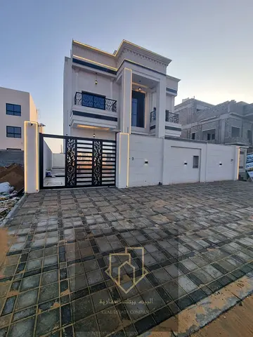 تملك فيلا فاخره في الحليو سنتر علي طريق وسكه بمساحه مميزه وسعر لقطه شامل رسم التسجيل