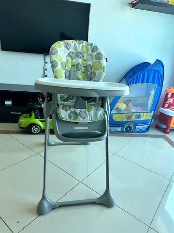 Baby high chair with padded cushion and removable tray (good condition)