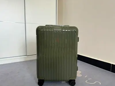 RIMOWA Essential Cabin Suitcase in Gloss Eucalyptus Green