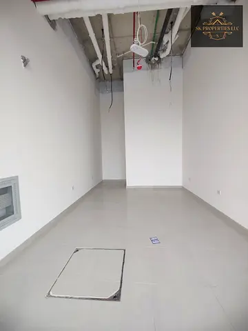 🏬 محل جديد تمامًا مع حمام ملحق | موقع مميز | الجادة، الشارقة 🏬