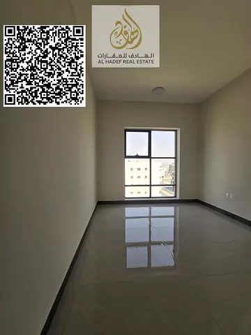 غرفة وصالة مع حمامين وبلكونة بإطلالة مفتوحة تمنحك إحساسًا بالراحة والاتساع، بالإضافة إلى نوافذ بانورامية تسمح بدخول إضاءة طبيعية رائعة طوال اليوم.