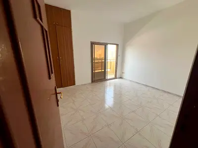 غرفتيين وصالة \ مساحات واسعة \ اطلالة مفتوحة \ بناء عائلي \ تسهيلات في السداد \ بدون تامين \ موقع مميز \ قريبة من الكورنيش