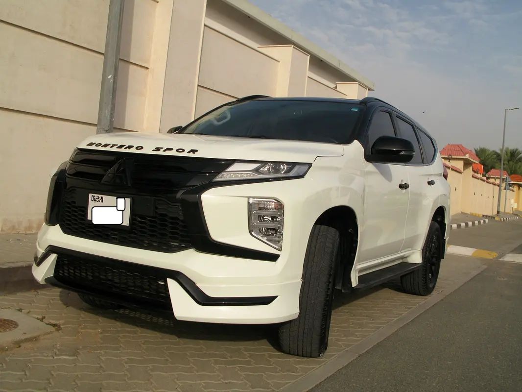 Mitsubishi Montero Sport 2023 — photo 1 of 20