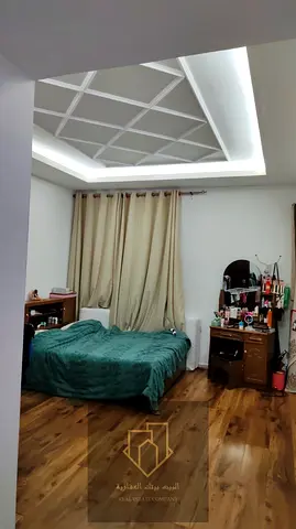 شقه مثاليه للسكن او الاستثمار غرفتين وصاله مع بلكونه في ابراج الهواريزون بمساحه كبيره واطاله جزئيه علي الخور والمدينه