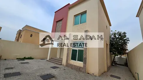 للبيع فيلا طابقين 
في منطقة الفشت  بالشارقة
قريبة من البحر
عبارة عن
 3غرف نوم
 غرفة ماستر وغرفتين بينهم حمام وصالة 
وملحق غرفة او مخزن
مساحة الفيلا 2,545قدم 
عمر الفيلا 4سنوات 
نوع التكييف إسبلت
 مطلو