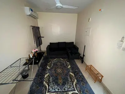 غرفة وصالة _ الروضة 1 _ قريب من كنز مول _ سهل الخروج لدبي والشارقة