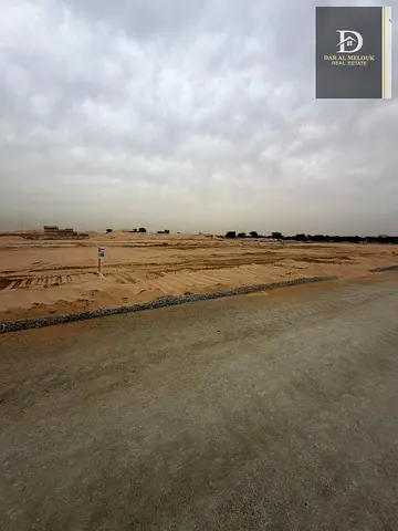 للبيع فى الشارقة   منطقة الحوشى  أرض سكنية   موقع مميز قريبة من جميع الخدمات   تملك حر للعرب   تصريح فيلا أرضى وأول 50‎%‎من السطح