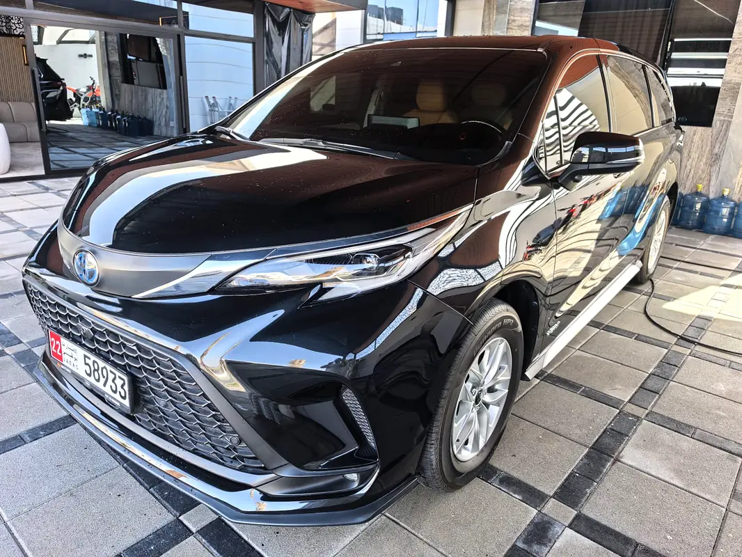Toyota Sienna 2024 — photo 1 of 12