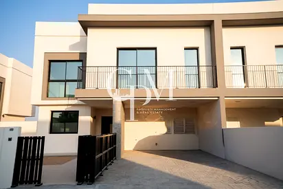 صف واحد | إطلالة جزئية على ملعب الجولف | حديقة منسقة