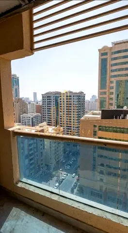 جاهزة للسكن فورا - شقة 3 غرف مع موقف في برج منازل في الخان بالشارقة