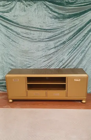 طاولة تلفزيون فاخرة لون ذهبي بحالة ممتازة ​ Lets Go dubizzle.com | Place an ad | Type a few words