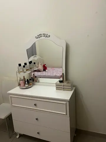 White 3-drawer vanity dresser with mirror