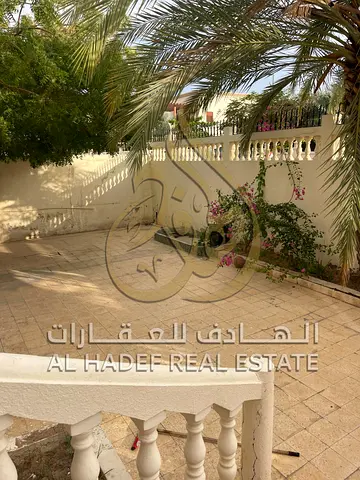 للإيجار السنوي في الشارقة – منطقة العزرة  فيلا مميزة بموقع هادئ وقريب من الشارع الرئيسي وجميع الخدمات، مناسبة للعائلات الباحثة عن المساحة والراحة بسعر