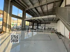 Mezzanine shop on the main street, in a vibrant and prime commercial area.