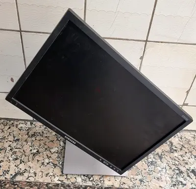 19inc Samsung Square Monitor With VGA Port + Hidrolic Stand Model No S19C200BW  /  S19C450BW