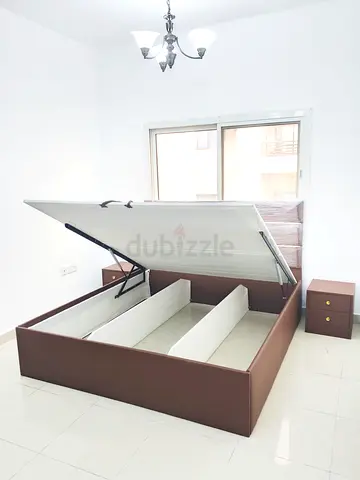 Queen upholstered storage bed with hydraulic lift