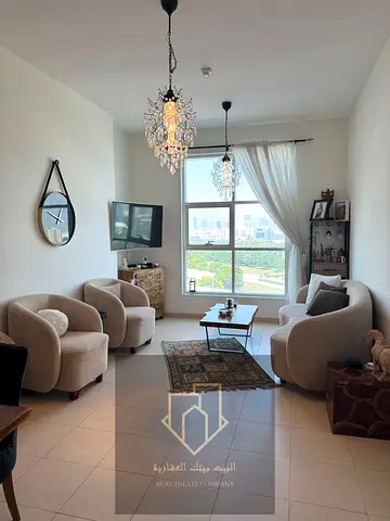 شقة غرفتين وصالة للبيع – برج المدينة شقة مميزة للبيع داخل برج المدينة، تجمع بين المساحة الواسعة، الموقع الحيوي،