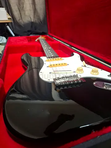 Vintage Japan Fender Stratocaster electric guitar (made in japan)