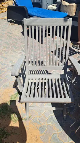 Round wooden garden table set (4 chairs)