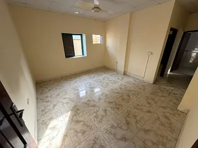 شقة غرفة وصالة للإيجار السنوي في الراشدية عجمان، موقع ممتاز قريب من نستو ماركت وعلىمقربة من شارع الميناء. الشقة بمساحة مناسبة وتصميم عملي، بدون تكييف