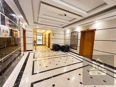 🌟 شقة 3 غرف وصالة للإيجار – 💸 64,000 درهم | 🔒 التأمين 5% | ❄️ تكييف مركزي | 🏠 بحالة ممتازة