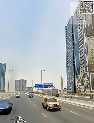 ارض تجاريه بجوار ستي سنتر عجمان مساحه كبيره تملك حر