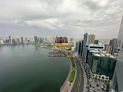شقة ثلاث غرف وصالة للبيع أو الإيجار في المجاز 3 الشارقة بمساحة كبيرة وبلكونتين وتكييف مركزي وموقف سيارات وتصميم عائلي واسع