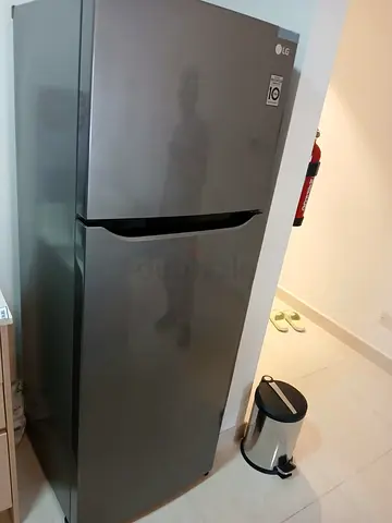 LG brand fridge 402