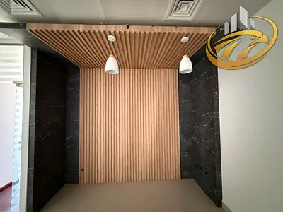 مكتب واسع مجهز بالكامل | فاصل زجاجي | جاهز للسكن