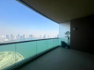 شقة أربع غرف وصالة للإيجار – الشارقة إطلالة بحرية مع باركن وتكيف مجاني