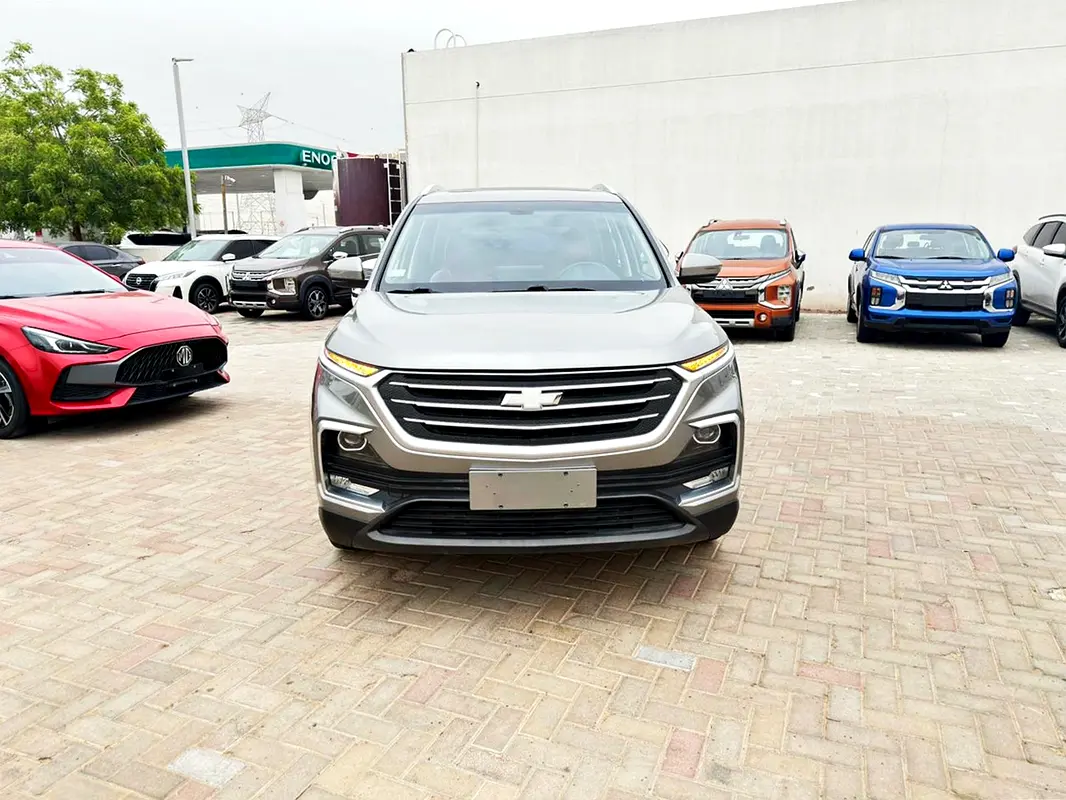 Chevrolet Captiva 2023 — photo 1 of 16