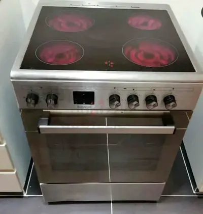 4-burner electric cooker/range in good condition. All ceramic burners are fully functional, but the