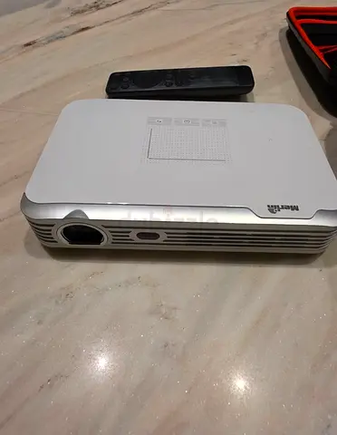 Portable mini projector with remote — working condition