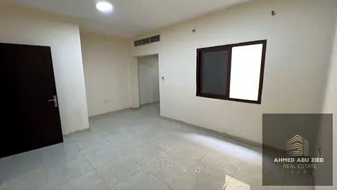 مساحة كبيرة جدآ | مطبخ منفصل | موزع داخلى | على مخرج دبى والشارقة الطريق الرئيسى |جاهز للسكن فورآ | منطقة حيوية ومناسبة للسكن | تصميم عملى وتشطيب جيد