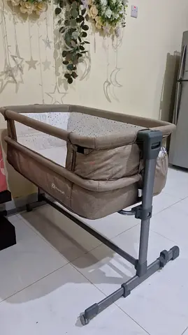 Beige Adjustable Bedside Bassinet / Co‑Sleeper - Good Condition. Brand: Kinderkraft