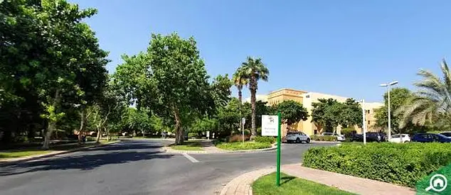 Room for rent in The Gardens near metro station