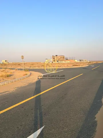 للبيع ارض تجاريه في منطقه روضه القرط مساحه 5272 قدم  قريبه من المسجد والحديقه    تصريح ارضي +2 تملك حر للعرب