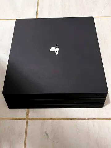 PS4 Pro 1TB - Top Condition - 2 Controllers + 3 CDs + Digital Bonus