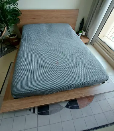 Bed queen size with 2 nightstands