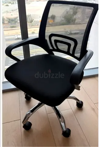 Black mesh swivel office chair — used, good condition